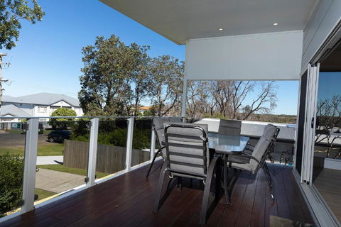 Surfmist - Sunshine Coast Guide 1