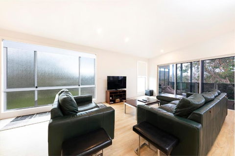 Surfmist - Sunshine Coast Guide 2