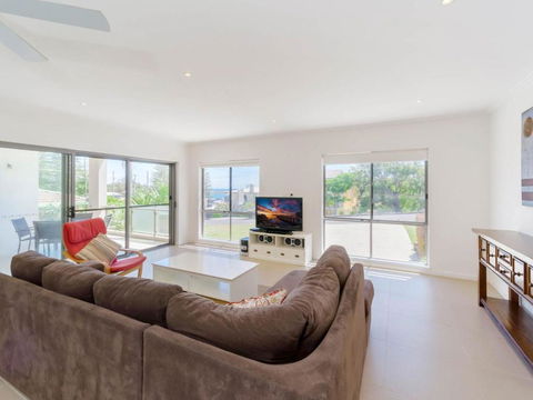 Bimbadeen Unit 3 Across From The Beach Lift In Complex - Sunshine Coast Guide 5