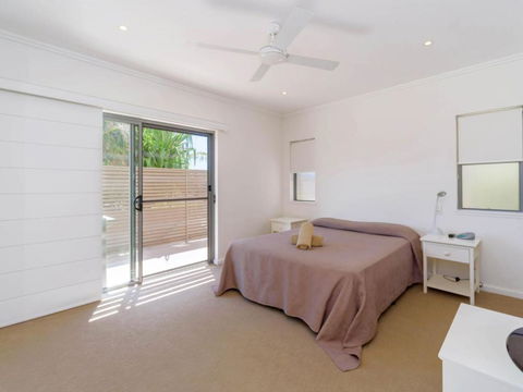 Bimbadeen Unit 3 Across From The Beach Lift In Complex - Sunshine Coast Guide 3