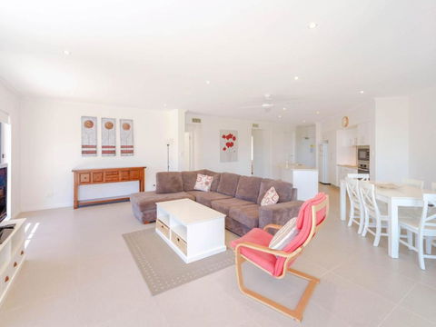 Bimbadeen Unit 3 Across From The Beach Lift In Complex - Sunshine Coast Guide 6