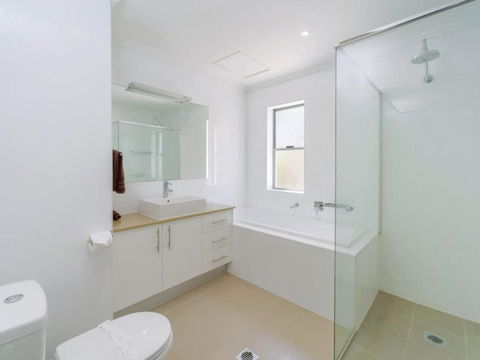 Bimbadeen Unit 3 Across From The Beach Lift In Complex - Sunshine Coast Guide 1