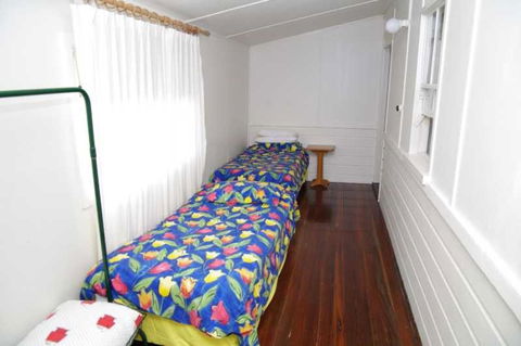Almare 7 Gowing Street - Sunshine Coast Guide 1