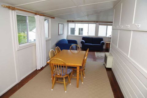 Almare 7 Gowing Street - Sunshine Coast Guide 2