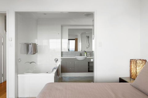 Apartment 27 Shorelines On Hamilton Island - Sunshine Coast Guide 5