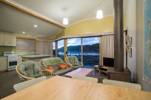 Arthur Riverfront & Sea Lodge Downstream - Sunshine Coast Guide 1