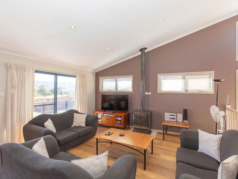 Acacia 5 / 2 Kirwan Close - Sunshine Coast Guide 6