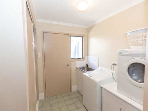 Acacia 5 / 2 Kirwan Close - Sunshine Coast Guide 3