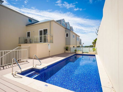Wharf Apartment Unit 5 - Sunshine Coast Guide 4