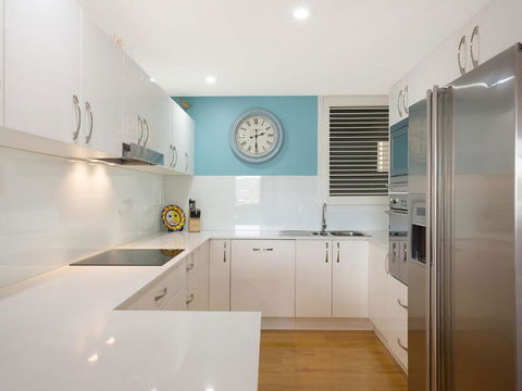 Wharf Apartment Unit 5 - Sunshine Coast Guide 5
