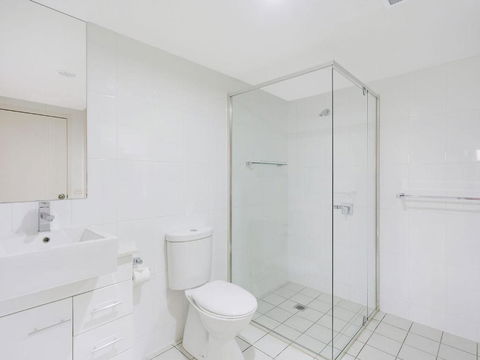 Wharf Apartment Unit 5 - Sunshine Coast Guide 3