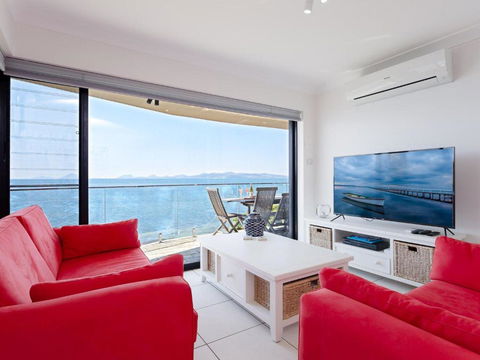 2 Lanimer 14 Mitchell Street Beautiful Waterfront Property With Spectacular Views - Sunshine Coast Guide 6