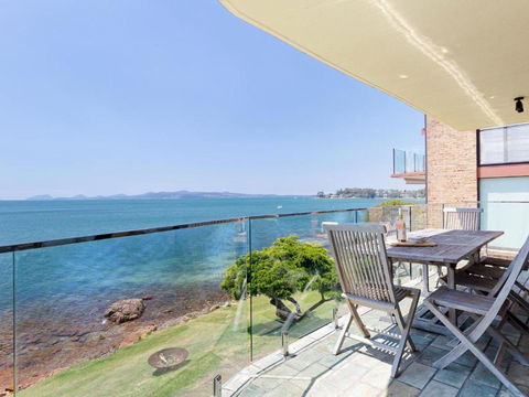 2 Lanimer 14 Mitchell Street Beautiful Waterfront Property With Spectacular Views - Sunshine Coast Guide 1