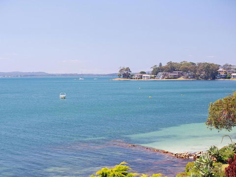 2 Lanimer 14 Mitchell Street Beautiful Waterfront Property With Spectacular Views - Sunshine Coast Guide 3