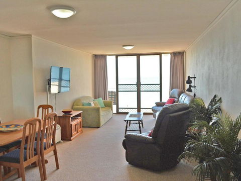 15 Harbourside 3 7 Soldiers Point Road Right On The Waterfront - Sunshine Coast Guide 3