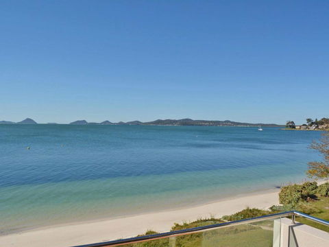 15 Harbourside 3 7 Soldiers Point Road Right On The Waterfront - Sunshine Coast Guide 5