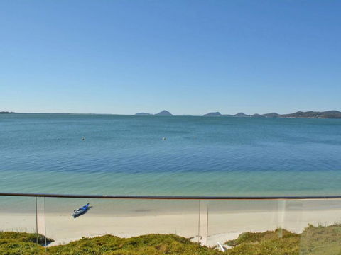 15 Harbourside 3 7 Soldiers Point Road Right On The Waterfront - Sunshine Coast Guide 4