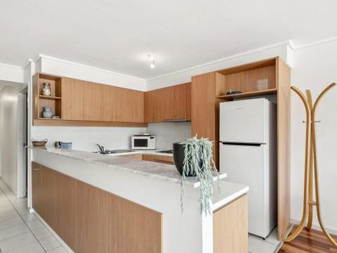 APARTMENT 23 PACIFIC APARTMENTS Sit On The Deck & Soak In The View - Sunshine Coast Guide 3