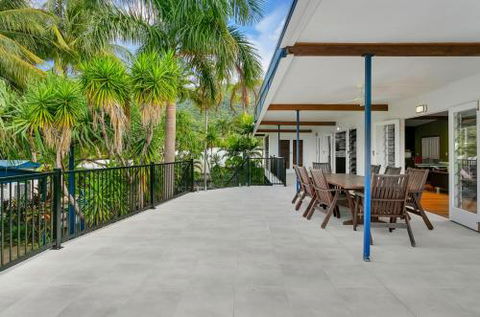 SANTORINIatPALM COVE - Sunshine Coast Guide 1