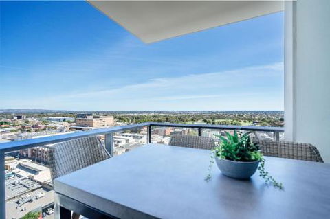 A Cut Above The West Pool Rooftop Bar Gym Wifi - Sunshine Coast Guide 1