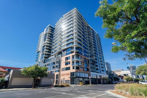 A Cut Above The West Pool Rooftop Bar Gym Wifi - Sunshine Coast Guide 6