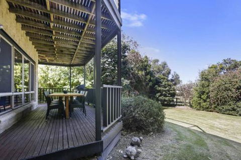 APOLLO BAY HOLIDAY HOUSE Walk To Beach + Wifi - Sunshine Coast Guide 0