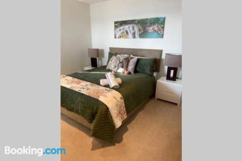 SKY GARDENS SUNSET RIVER VIEW NETFLIX WINE PARKING - Sunshine Coast Guide 5