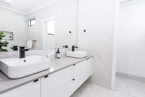 Two Ten Luxury CBD Accommodation - Sunshine Coast Guide 5