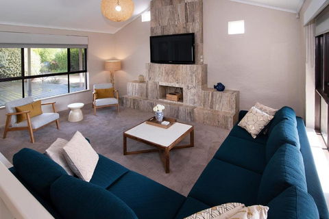 GIFFORD HOUSE - Sunshine Coast Guide 2