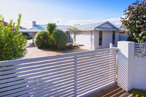 GIFFORD HOUSE - Sunshine Coast Guide 1