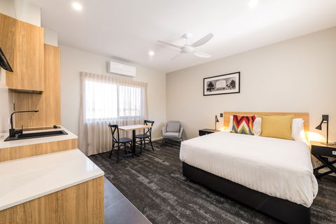 Avenue Motel Apartments - Sunshine Coast Guide 6