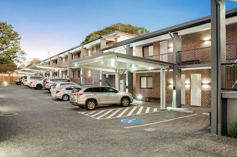 Avenue Motel Apartments - Sunshine Coast Guide 0