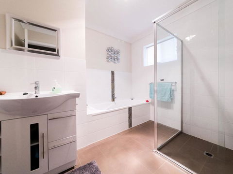 Broadbeach Retreat 32 Broadbeach Drive - Sunshine Coast Guide 1