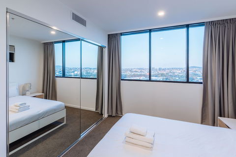 Airtrip Apartments On Deshon St - Sunshine Coast Guide 4