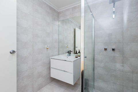 ROLAND, 1BDR Melbourne Apartment - Sunshine Coast Guide 6