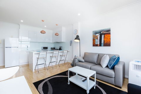 ROLAND, 1BDR Melbourne Apartment - Sunshine Coast Guide 3