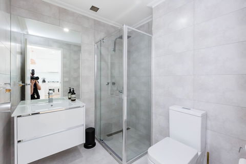 ROLAND, 1BDR Melbourne Apartment - Sunshine Coast Guide 5