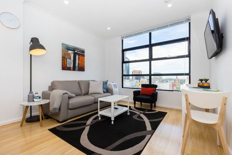 ROLAND, 1BDR Melbourne Apartment - Sunshine Coast Guide 4