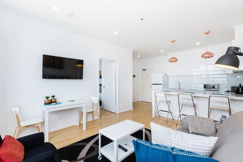 ROLAND, 1BDR Melbourne Apartment - Sunshine Coast Guide 0