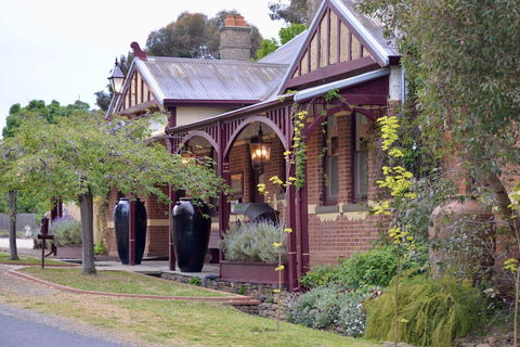 The Eaglehawk Country House Hotel Maldon - Sunshine Coast Guide 0