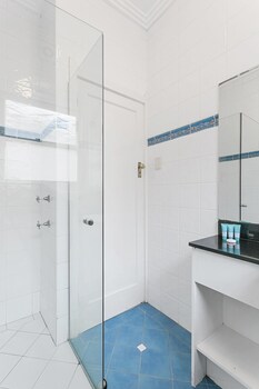 The Beach Breeze - Sunshine Coast Guide 2