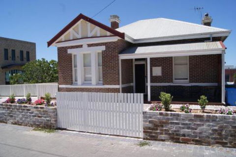 Old Sergeants Quarters - Sunshine Coast Guide 0