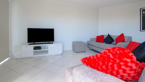 Explorer Cove Unit 6 31 Kennedy Pde - Sunshine Coast Guide 1
