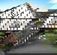 Elizabethan Lodge - Sunshine Coast Guide