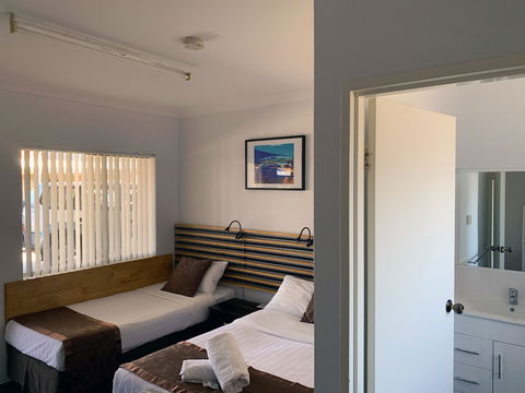 Baths Motel - Sunshine Coast Guide 4