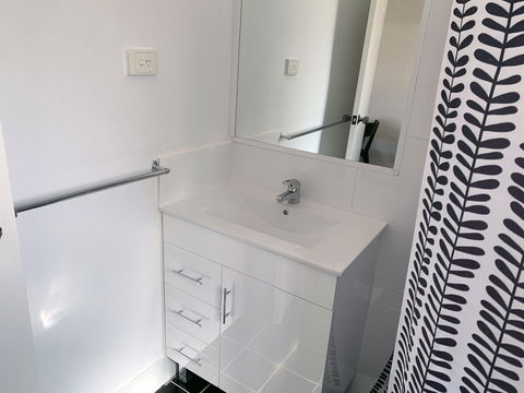 Baths Motel - Sunshine Coast Guide 2