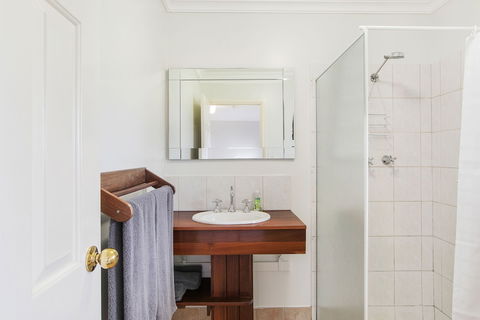 Shambhala Guesthouse - Sunshine Coast Guide 3