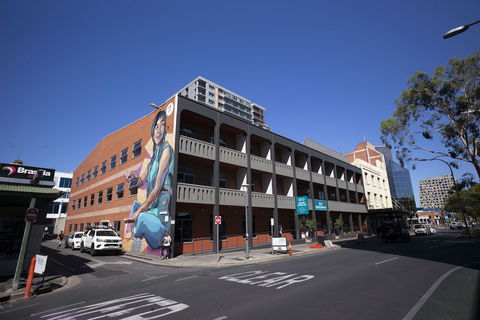 Adelaide Central YHA - Hostel - Sunshine Coast Guide 0