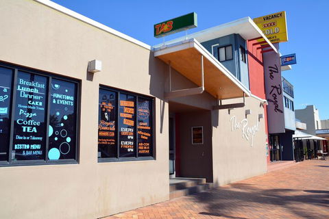 O'Shea's Royal Hotel - Sunshine Coast Guide 1