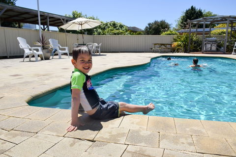 Beachway Motel & Restaurant - Sunshine Coast Guide 2